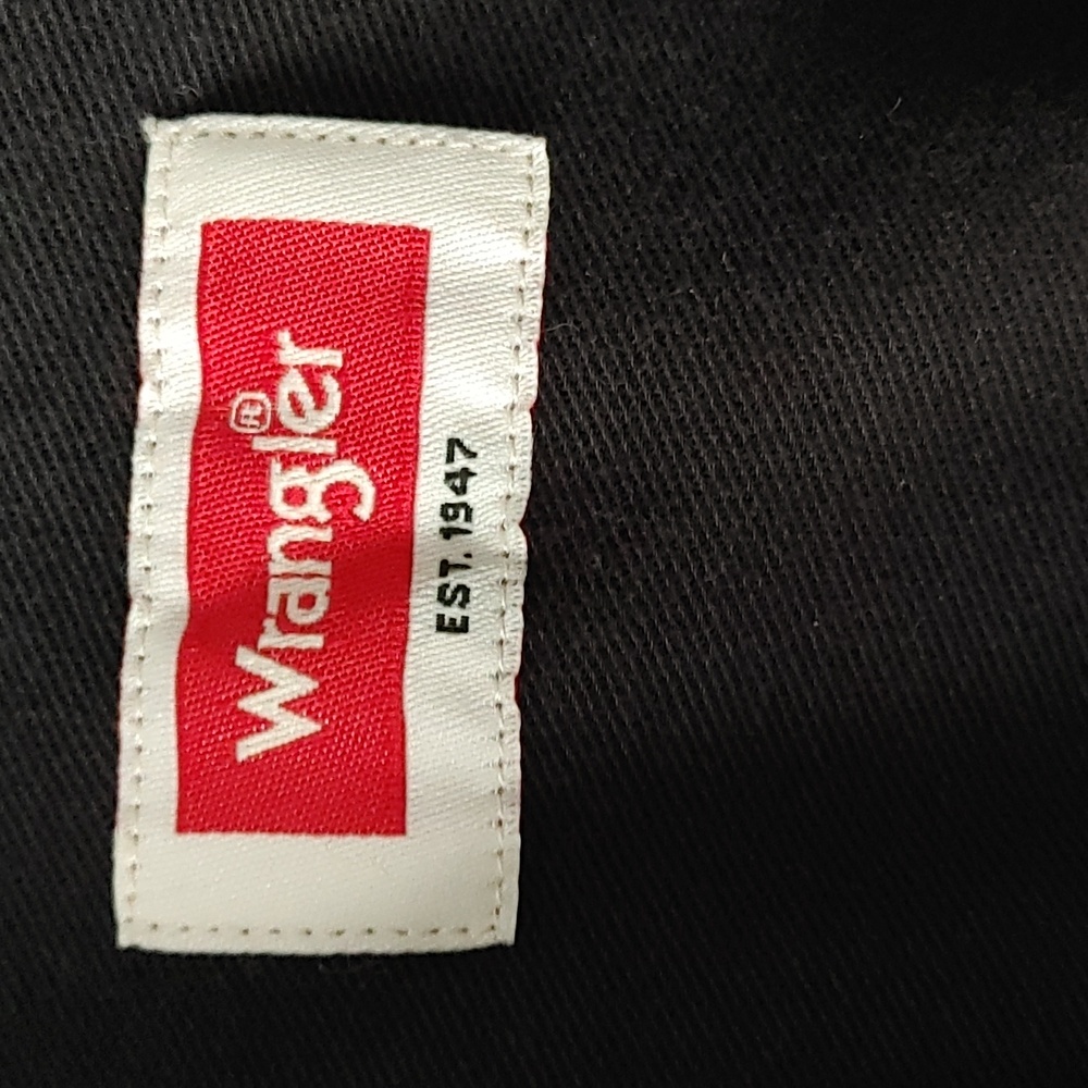 Wrangler Men's LG Black Button Down Shirt Faded From Wash - Picture 2 of 7